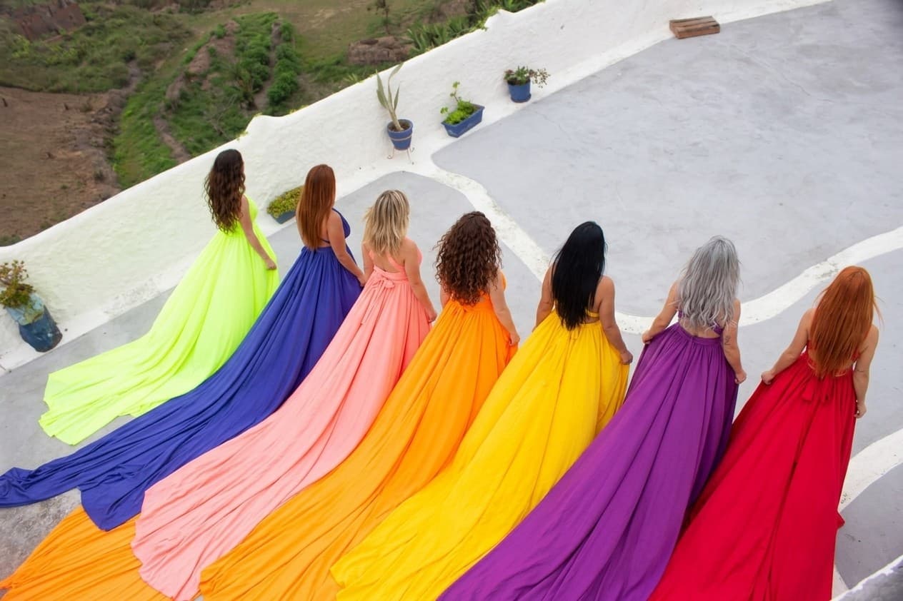 Vestidos voladores de colores en la terraza de Villa Joheli