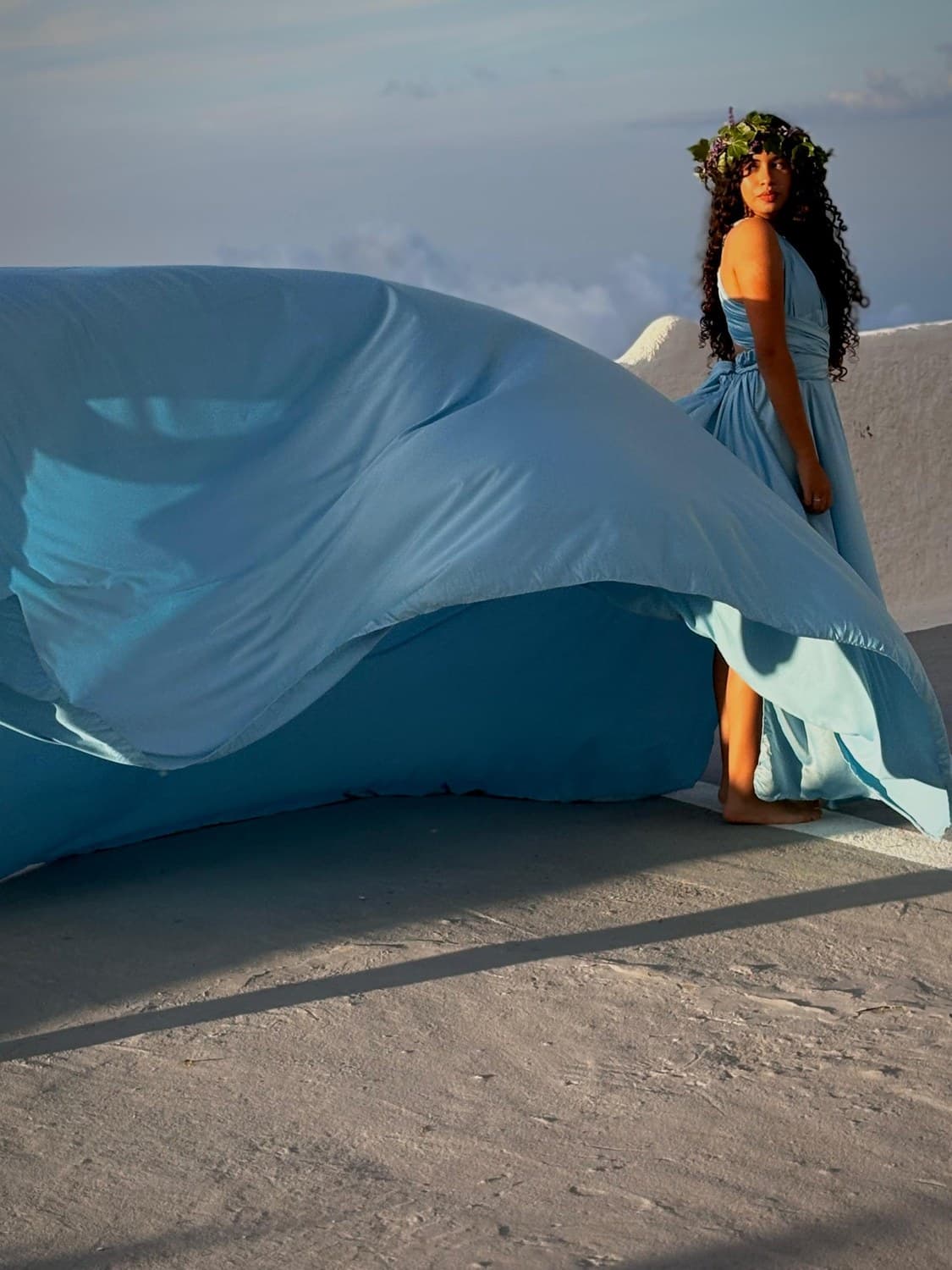 Vestido volador celeste con corona floral